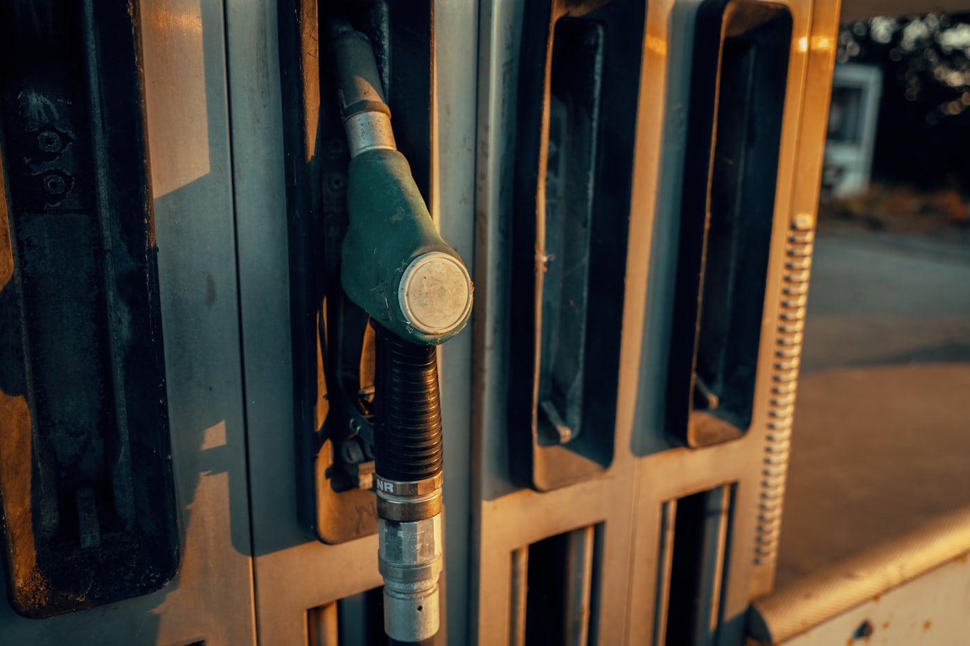A fuel nozzle and fuel supply equipment